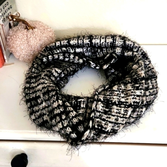 Vince Camuto Accessories - Vince Camuto  Infinity Scarf One Size fits all Contemporary Winter Cozy